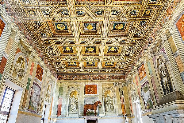Saal der Pferde  Sala dei Cavalli  Fresken von Giulio Romano  Palazzo Te Lustschloss  Mantua  Lombardei  Italien  Europa