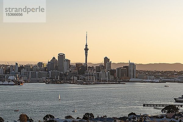Skyline von Auckland bei Sonnenuntergang  Waitemata Harbour  Sky Tower  Central Business District  Auckland  Nordinsel  Neuseeland  Ozeanien