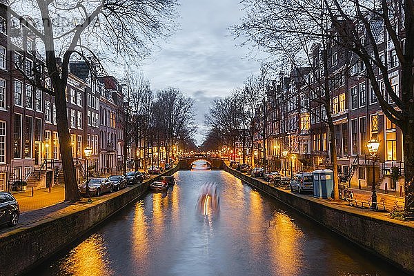Abenddämmerung an der Gracht  Leidsegracht  Amsterdam  Nordholland  Niederlande