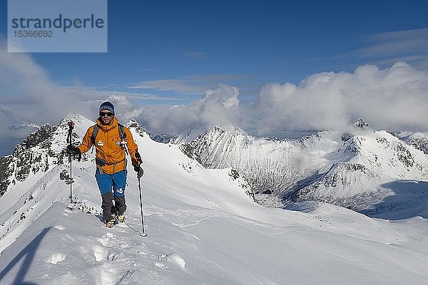 Bergsteiger auf dem Grat zum Pilan im Schnee  Austvågøy  Lofoten  Norwegen  Europa