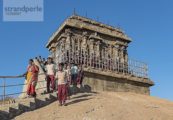 Schulkinder besuchen den Olakkannesvara-Tempel  Mahabalipuram  Mamallapuram  Indien  Asien