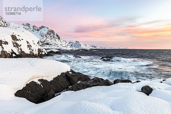 Verschneite Küste bei Reine  Moskenesøy  Lofoten  Norwegen  Europa