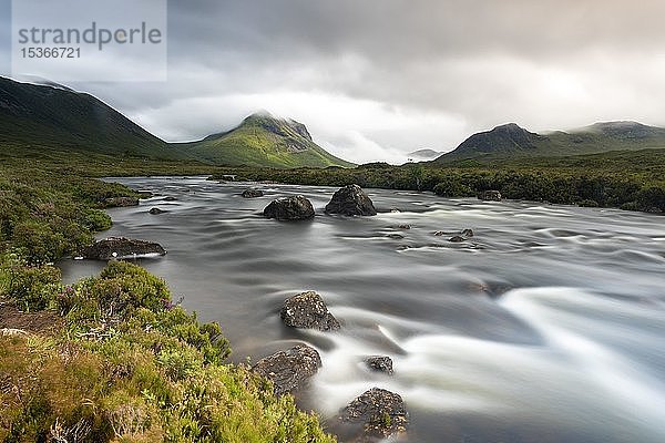 Flusslauf  Fluss Sligachan  hintere Berge in Wolken  Isle of Skye  Schottland