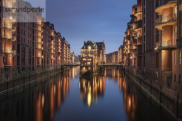 Beleuchtetes Wasserschloss in der Hamburger Speicherstadt bei Nacht  Hamburg  Deutschland  Europa