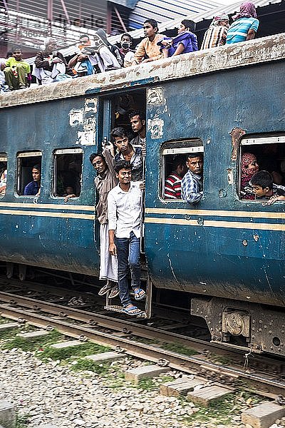Überfüllter Zug mit Fahrgästen auf dem Dach  Dhaka  Bangladesch  Asien