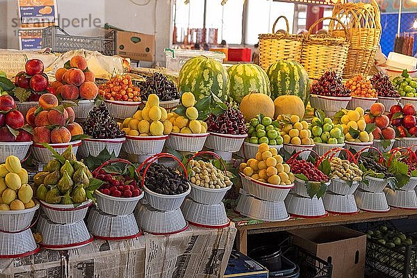 Stand mit Obst  Markthalle  Eriwan  Armenien  Asien