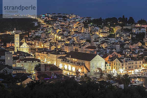 Blick auf die Stadt mit der Kathedrale Sveti Stjepana am Trg Svetog Stjepana und dem Arsenal  heute Theater  Abenddämmerung  Insel Hvar  Dalmatien  Kroatien  Europa
