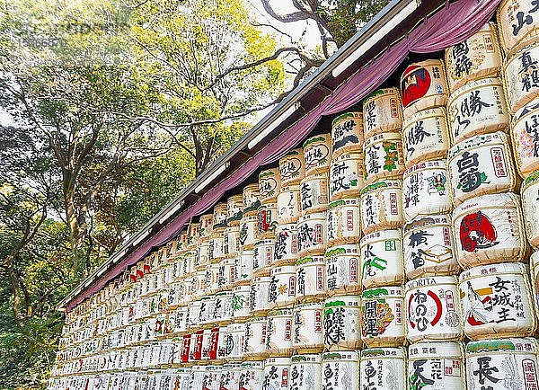 Einweihung des Meiji-Schreins  gestapelte Sake-Fässer mit japanischen Schriftzeichen  Meiji-Schrein  Shibuya  Tokio  Japan  Asien