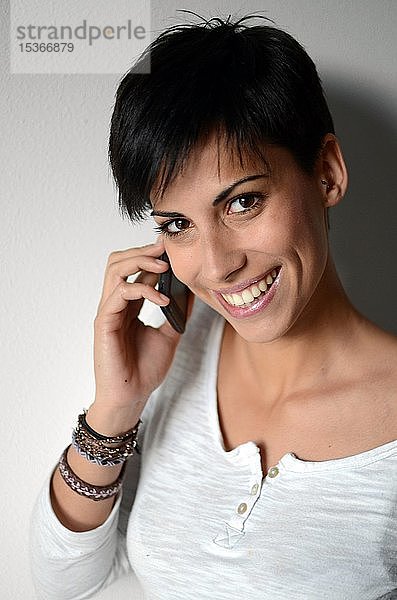 Junge Frau spricht mit ihrem Mobiltelefon  Porträt  Spanien  Europa