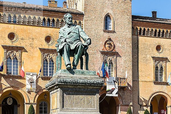 Verdi-Denkmal vor der Rocca Pallavicino mit dem Opernhaus Teatro Guiseppe Verdi  Busseto  Provinz Parma  Emilia-Romagna  Italien  Europa