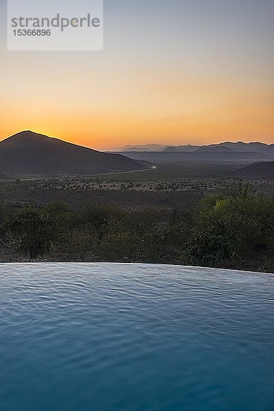 Schwimmbad mit schöner Aussicht auf einen Berg bei Sonnenuntergang  Opuvo  Kaokoland  Namibia  Afrika