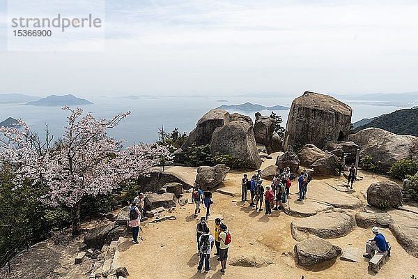 Touristen am Berg Misen  Blick über Inseln  Insel Miyajima  Hiroshima-Bucht  Japan  Asien