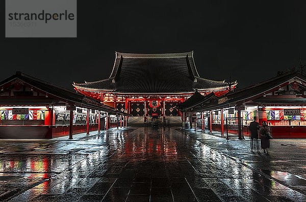 Nachtszene  Buddhistischer Tempelkomplex  Sens?-ji-Tempel oder Asakusa-Schrein  Asakusa  Tokio  Japan  Asien