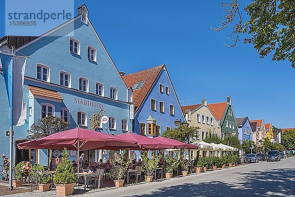 Stadthotel und bunte Fassaden  Lange Zeile  Erding  Oberbayern  Bayern  Deutschland  Europa