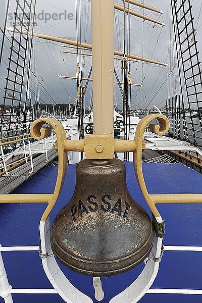 Schiffsglocke der Viermastbark Passat  Segelschiff von 1911  Priwall  Lübeck-Travemünde  Lübecker Bucht  Ostsee  Schleswig-Holstein  Deutschland  Europa