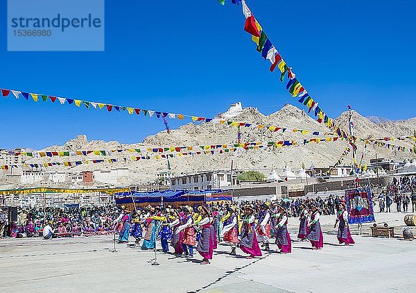 Ladakh-Leute mit traditionellen Kostümen nehmen am Ladakh-Festival teil  Leh  Ladakh  Jammu und Kaschmir  Indien  Asien