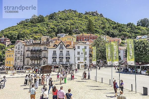 Stadtzentrum mit farbenfroher Architektur und maurischer Burg darüber  Sintra  Portugal  Europa