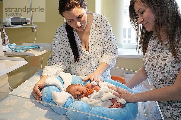 Mutter mit Krankenschwester kümmert sich um ihr Neugeborenes auf der Intensivstation  Karlovy Vary  Tschechische Republik  Europa