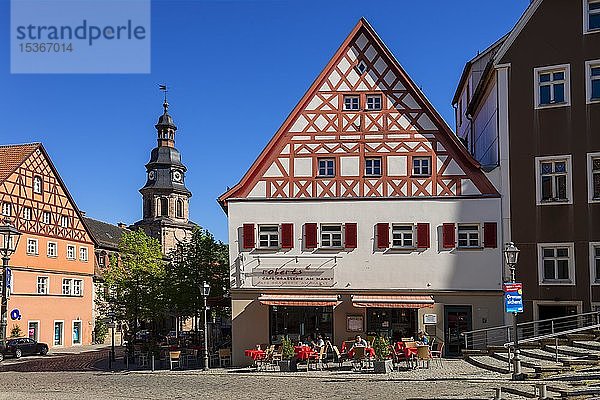 Fachwerkhaus mit Turm der Spitalkirche  Oberstadt  Kulmbach  Oberfranken  Franken  Bayern  Deutschland  Europa