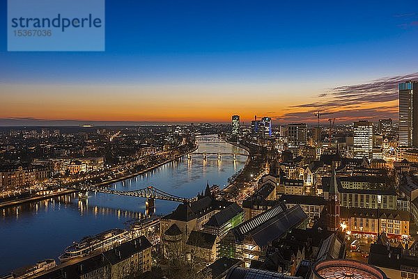 Stadtansicht  Blick über Frankfurt und den Main  nach Sonnenuntergang zur blauen Stunde  Blick vom Dom  Frankfurt am Main  Hessen  Deutschland  Europa