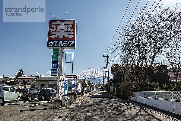 Straßenszene in einem Wohngebiet  hinterer Vulkan Mt. Fuji  Fujiyoshida  Präfektur Yamanashi  Japan  Asien