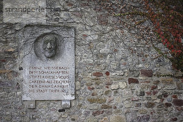 Franz-Weissebach-Gedenktafel an der Stadtmauer im Triester Schlosspark für seine Schenkung des Gartens an die Stadt Trier  Rheinland-Pfalz  Deutschland  Europa
