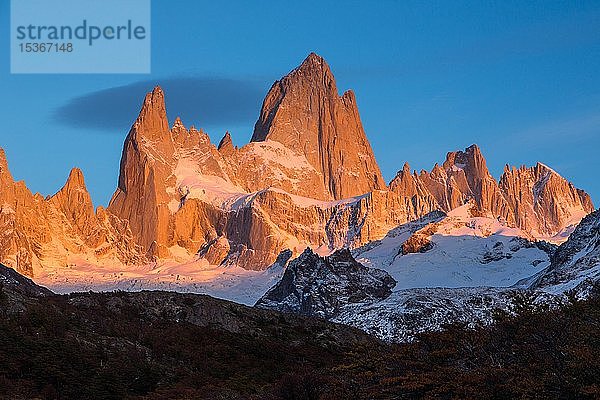Fitz Roy Gipfelmassiv mit Schnee  Los Glaciares Nationalpark  Anden  Patagonien  Argentinien  Südamerika