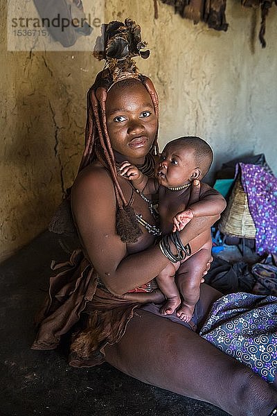 Himba-Frau hält ihr Baby  Kaokoland  Namibia  Afrika