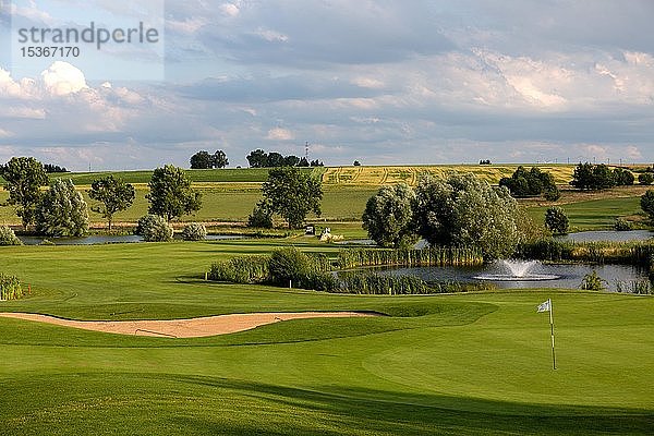 Golfplatz mit Wasserhindernis  Markt Indersdorf  Oberbayern  Bayern  Deutschland  Europa