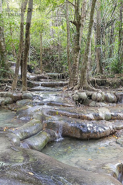 Kaskaden im Erawan-Nationalpark  Provinz Kanchanaburi  Thailand  Asien