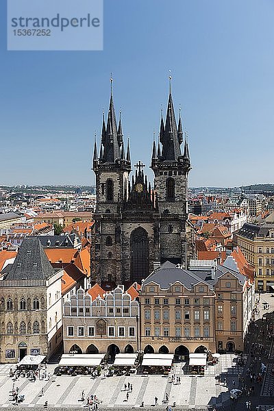Blick vom Rathausturm auf die Tyn-Kirche  Altstadt  Prag  Böhmen  Tschechische Republik  Europa