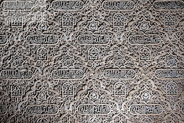 Wand mit ornamentalen maurischen Stuckverzierungen und Koransuren  Nasridenpaläste  Alhambra  Granada  Andalusien  Spanien  Europa