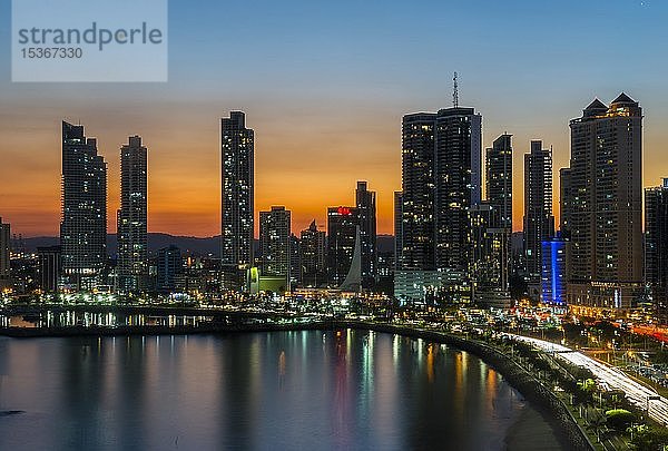 Skyline in der Abenddämmerung  Panama-Stadt  Panama  Mittelamerika