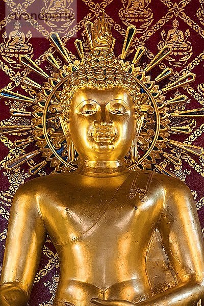 Goldene Buddha-Statue im Wat Phra Singh  Phra Buddha Sihing  Chiang Rai  Provinz Chiang Rai  Nordthailand  Thailand  Asien