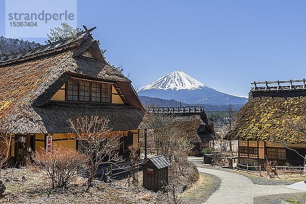Freilichtmuseum Iyashinosato  altes japanisches Dorf mit traditionellen strohgedeckten Häusern  hinterer Vulkan Mt. Fuji  Fujikawaguchiko  Japan  Asien