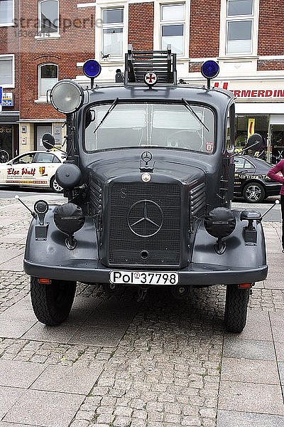 Altes Feuerwehrauto  Feuerwehrausstellung auf dem Marktplatz von Aurich  Ostfriesland  Niedersachsen  Deutschland  Europa