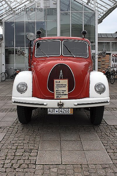 Frontansicht eines TLF 16 T  Löschfahrzeug  Feuerwehrausstellung auf dem Marktplatz von Aurich  Ostfriesland  Niedersachsen  Deutschland  Europa