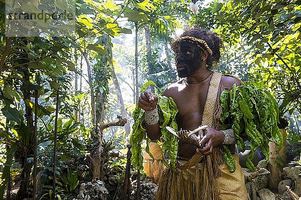 Traditionell gekleideter Mann mit schwarzem Gesicht im Dschungel  Ekasup Kulturdorf  Efate  Vanuatu  Ozeanien