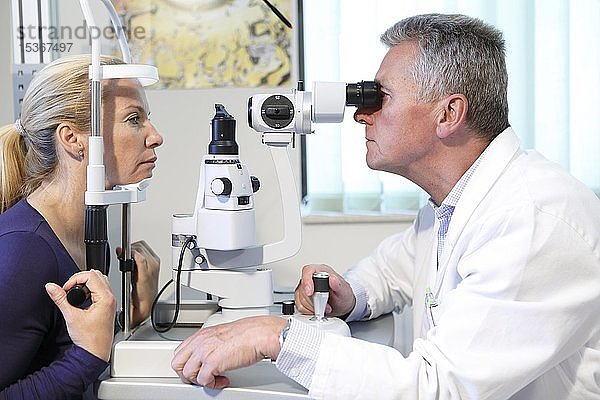 Patientin bei der Augenuntersuchung durch einen Augenarzt  Karlovy Vary  Tschechische Republik  Europa