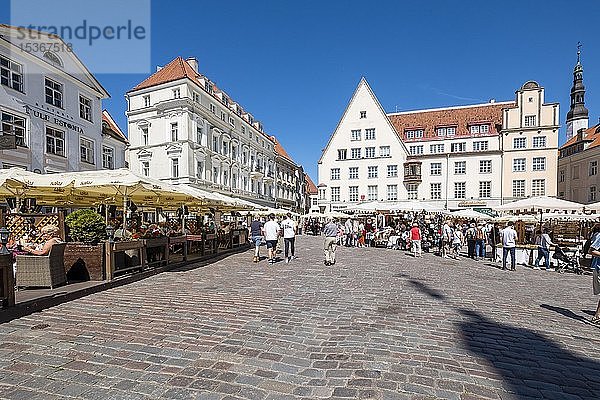 Rathausplatz in der Altstadt mit Markt  Tallinn  Estland  Europa