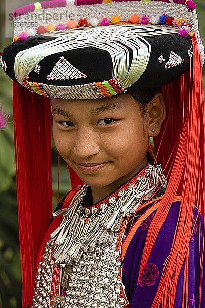 Lisu-Mädchen mit traditionellem Kopfschmuck und Kleidung  Porträt  Provinz Chiang Rai  Nordthailand  Thailand  Asien