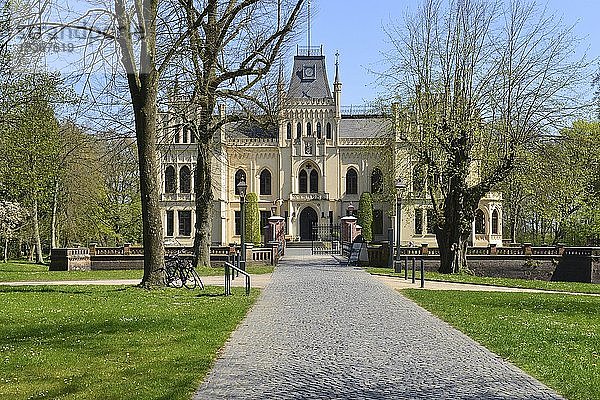 Schloss Evenburg mit Gärten  Leer  Ostfriesland  Niedersachsen  Deutschland  Europa