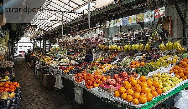 Obststand mit verschiedenen Früchten  Marktstand  Markt Mercado de Bolhão  Porto  Portugal  Europa