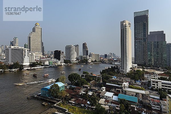 Panoramablick vom Icon Siam  Skyline am Mae Nam Chao Phraya  Bang Rak Bezirk und Khlong San Bezirk in Thonburi  Bangkok  Thailand  Asien