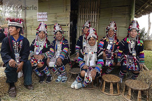 Akha-Frauen und -Männer in traditionellen Kostümen vor einer Bambushütte  Chiang Rai  Nordthailand  Thailand  Asien