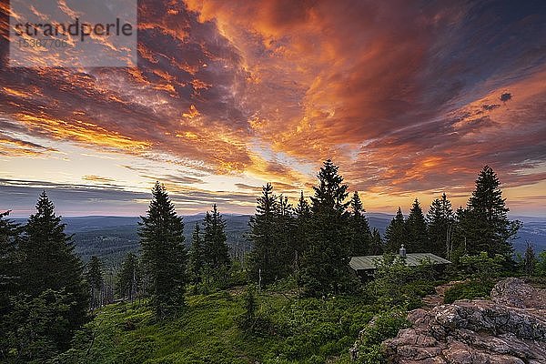 Dramatische Wolkenstimmung bei Sonnenaufgang auf dem Gipfel des Großen Rachel  Nationalpark Bayerischer Wald  Bayern  Deutschland  Europa
