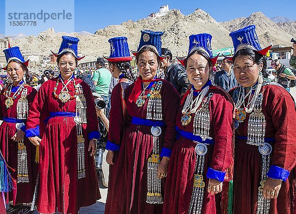 Ladakh-Leute mit traditionellen Kostümen  Ladakh Festival  Leh  Ladakh  Jammu und Kaschmir  Indien  Asien