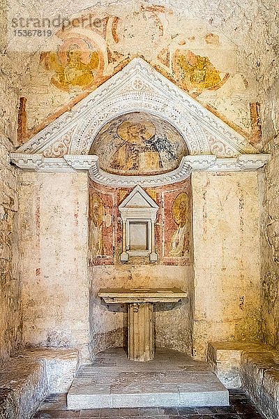 Innenraum mit Altar  Tempel von Clitunno  Tempietto del Clitunno  Campello sul Clitunno  Provinz Perugia  Umbrien  Italien  Europa