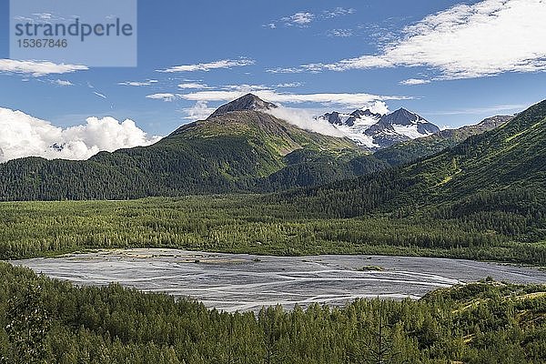 Blick in den Kenai Fjords National Park  breites Flussbett und Berge  Alaska  USA  Nordamerika