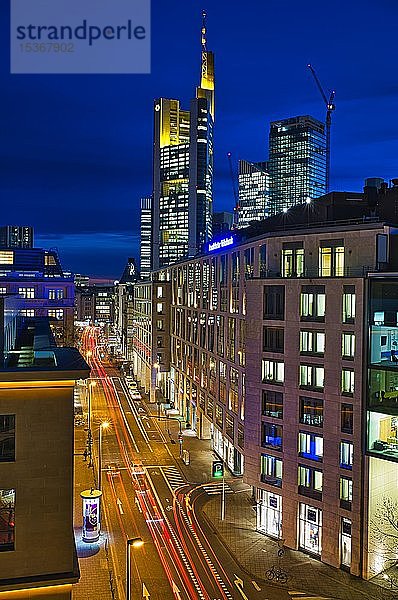 Blick auf die beleuchtete Börsenstraße mit Autoverkehr und Skyline mit Comerzbank Tower  Innenstadt  Frankfurt am Main  Hessen  Deutschland  Europa